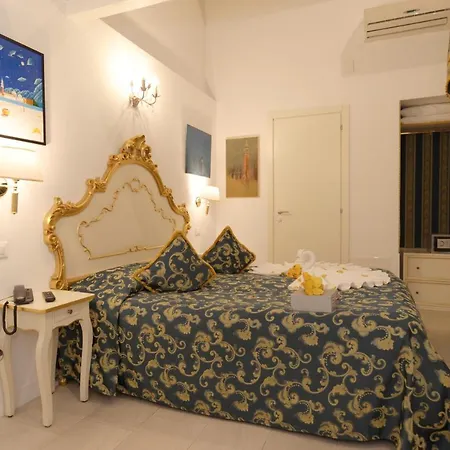 Al Mascaron Ridente Venise