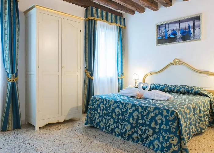 Al Mascaron Ridente Venecia